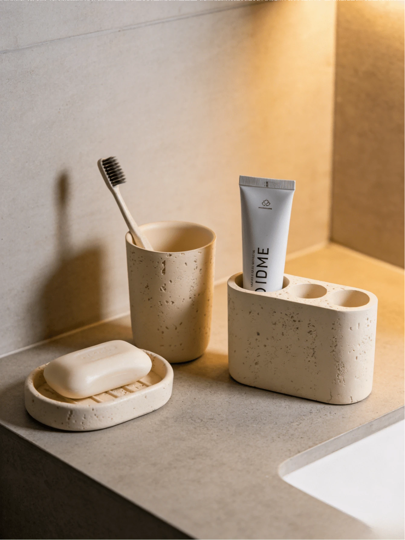Hộp đựng đồ dùng nhà tắm kiểu Wabi-Sabi màu trắng ngà làm từ nhựa, mang họa tiết lấy cảm hứng từ đá travertine tự nhiên. Chiếc hộp màu trắng kem này có các chi tiết xốp tự nhiên và các cạnh bo tròn mềm mại. - Nhiều màu - Xem 1