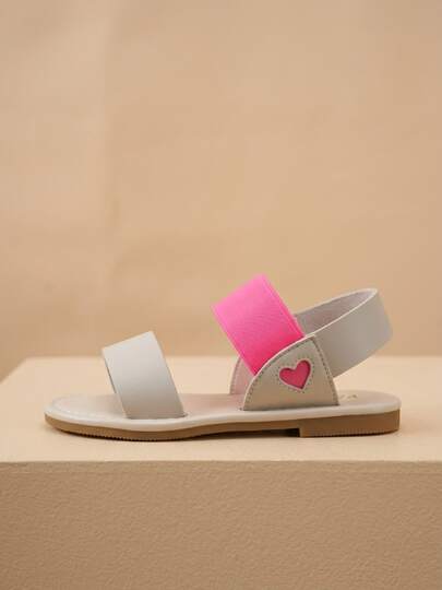 Botines elásticos a juego de color para niños de 3 a 12 años. Cuero sintético gris claro + banda elástica rosa roja altamente elástica + banda de cordón trasera. Estructura plana de pies descubiertos + suela del zapato del mismo color con líneas blancas prominentes. Estilo casual refrescante y enérgico. Adecuado para uso diario escolar / actividades al aire libre / vacaciones ligeras. ¡Perfecto para ropa de primavera y verano!