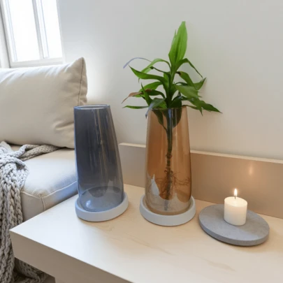 1 bình hoa thủy tinh màu trơn trang nhã kèm khay trắng, thích hợp trang trí nhà cửa và văn phòng - Thiết kế hình trụ đa chức năng, phù hợp cho phòng khách, phòng ngủ, phòng học - Hoàn hảo để cắm hoa tươi và tạo các họa tiết trang trí.