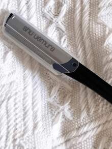 Shu Uemura Professional Eyebrow Razor, Single-Blade Ergonomic Black Handle With Safety Comb, Precise Facial Hair Trimmer - Black - View 2