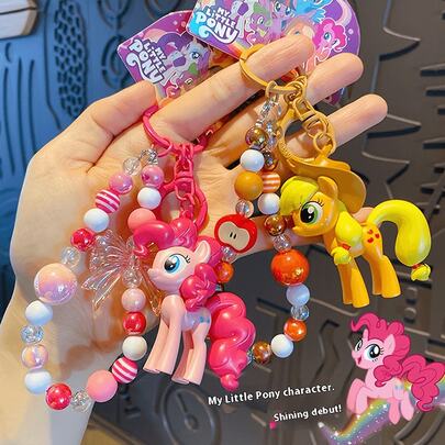 MY LITTLE PONY 1 قطعة سلسلة مفاتيح من الخرز بشخصيات "باربي" الصغيرة، تتضمن سحر حقيبة كل من توايلايت سبارك وريندو داش. هدية ديكورية ذات موضوع "باربي" الصغيرة الملونة، يمكن ارتداؤها على الرسغ أو تثبيتها على الهاتف. هدية فاخرة للأعياد أو الحفلات، مناسبة للعائلة والأصدقاء.