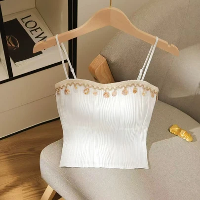 Áo hai dây dệt kim màu trắng dành cho nữ, kiểu dáng ngắn, phối ren tương phản và có chi tiết cúp ngực.