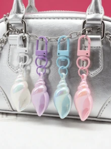 Porte-clés léger et mignon en forme de conque pastel, charm de sac en coquillage irisé pour femmes, accessoire de voyage parfait pour les sacs et les voitures, cadeau d'anniversaire ou de fête idéal pour les amis et la famille, accessoire de sac kawaii avec porte-carte d'identité et sac de rangement pour pièces de voiture, cadeaux pour la mère, le père, la remise des diplômes et l'enseignant - Conque bleue - Voir 3