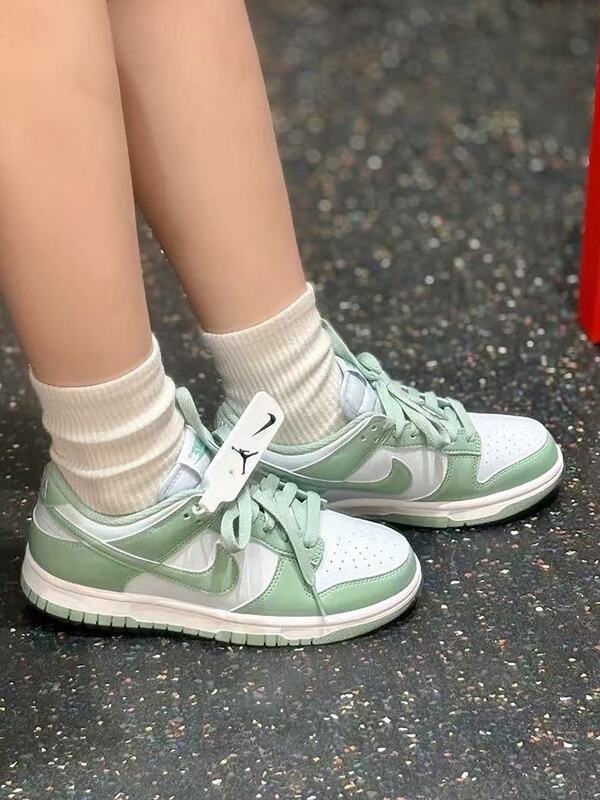  Giày thể thao Nike Dunk cổ thấp thoải mái và mềm mại dành cho nữ, màu trắng và xanh lá cây.