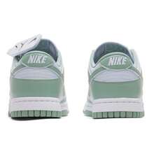 Nike 女款 Dunk 舒适柔软休闲百搭日常低帮运动鞋，白色和绿色 - 白綠色 - 查看 6