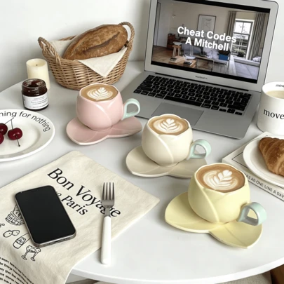 Bộ tách và đĩa cà phê thủ công họa tiết hoa tulip, làm bằng gốm sứ. Bộ tách và đĩa gốm sứ cổ điển, hộp quà trà chiều, bộ đồ dùng trà chiều. Một bộ tách và đĩa cà phê toát lên vẻ trang trọng.