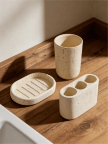 Hộp đựng đồ dùng nhà tắm kiểu Wabi-Sabi màu trắng ngà làm từ nhựa, mang họa tiết lấy cảm hứng từ đá travertine tự nhiên. Chiếc hộp màu trắng kem này có các chi tiết xốp tự nhiên và các cạnh bo tròn mềm mại. - Nhiều màu - Xem 8