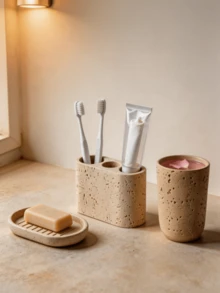 Hộp đựng đồ dùng nhà tắm kiểu Wabi-Sabi màu trắng ngà làm từ nhựa, mang họa tiết lấy cảm hứng từ đá travertine tự nhiên. Chiếc hộp màu trắng kem này có các chi tiết xốp tự nhiên và các cạnh bo tròn mềm mại. - Nhiều màu - Xem 7