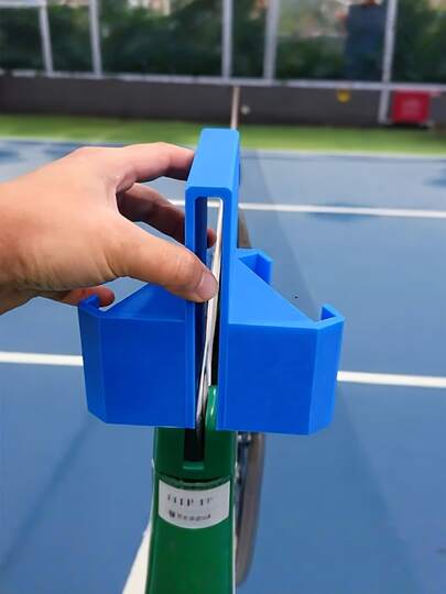 1个双视角夹式相机支架，带ABS外壳 - 安全网状夹持支架，适用于运动相机、智能手机，适合网球训练、Vlog、无人机拍摄