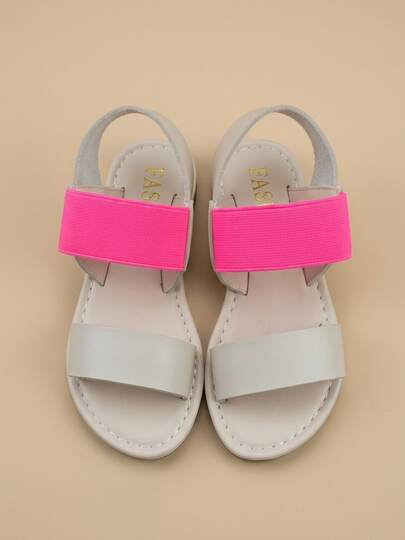 Botines elásticos a juego de color para niños de 3 a 12 años. Cuero sintético gris claro + banda elástica rosa roja altamente elástica + banda de cordón trasera. Estructura plana de pies descubiertos + suela del zapato del mismo color con líneas blancas prominentes. Estilo casual refrescante y enérgico. Adecuado para uso diario escolar / actividades al aire libre / vacaciones ligeras. ¡Perfecto para ropa de primavera y verano!