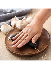 1个硅胶蒜瓣剥皮器，耐用便捷，厨房工具，手动蒜瓣剥皮器，适合厨房使用 - 黑色 - 查看 4