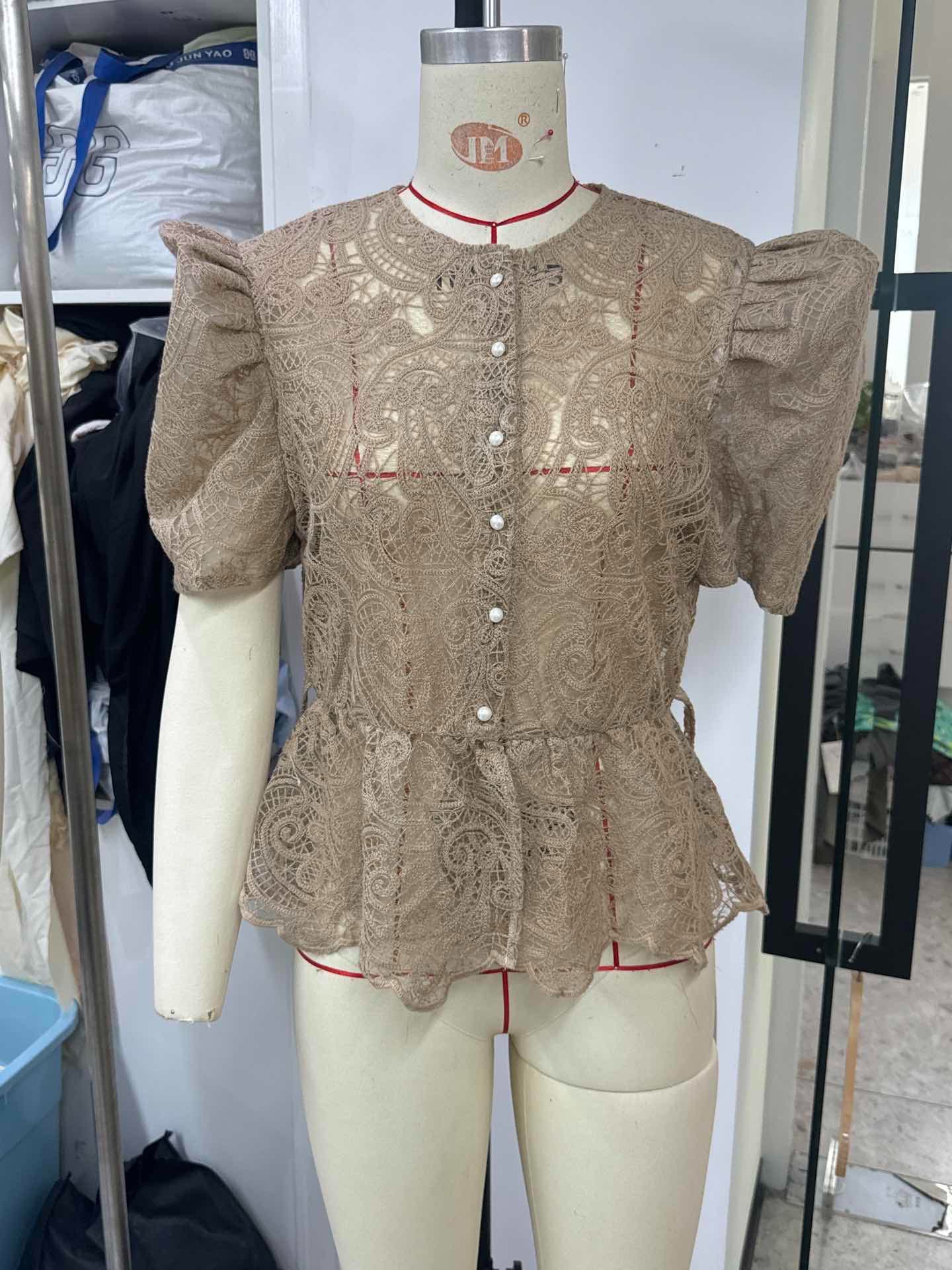 女款蕾絲荷葉邊下擺單排釦花瓣袖優雅襯衫 - 咖啡棕 - 查看 1