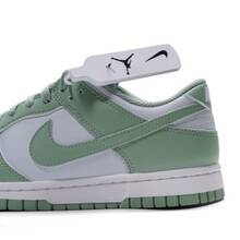 Nike 女款 Dunk 舒适柔软休闲百搭日常低帮运动鞋，白色和绿色 - 白綠色 - 查看 8