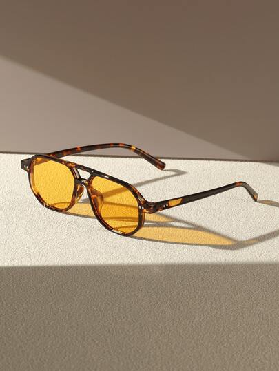 1 Cặp kính Wayfarer cổ điển gọng đôi, gọng đen tuyền cổ điển với tròng kính màu xám đậm, thiết kế tối giản thanh lịch, đa năng cho đi làm, dạo phố, du lịch, dự tiệc, lễ hội âm nhạc và nhiều dịp khác.