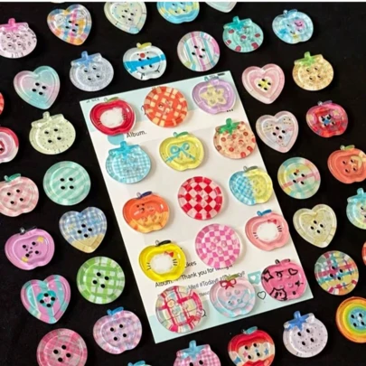 أزرار كرتونية جميلة، أزرار يدوية بشكل قلب مربع ذو تدرج لوني وتفاحة، ديكور ملابس وإكسسوارات الأطفال DIY