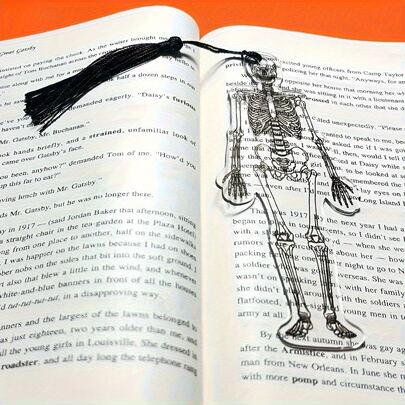 骷髅骨书签，带流苏吊坠，适合送给书虫和读者，经典恐怖恶搞道具，也可用于恐怖派对装饰和神秘场景道具。