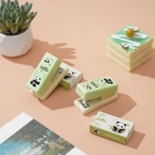 1个迷你桌面订书机，熊猫系列便携式订书机，方便携带，易于使用 - 彩色 - 查看 5