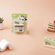 1个迷你桌面订书机，熊猫系列便携式订书机，方便携带，易于使用 - 彩色 - 查看 4