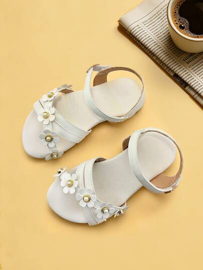 1 đôi dép xăng đan trẻ em màu trắng thời trang, dép xăng đan đế bằng mùa hè cho bé gái với họa tiết hoa và ngọc trai, thiết kế khóa dán, đế mềm chống trơn trượt, thích hợp cho tiệc tùng, họp mặt, đám cưới, kỳ nghỉ.