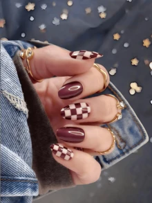 24款天鹅绒般深红色水滴美甲贴片，搭配规整的棋盘格纹线条，色彩柔和对比，近看精致的棋盘纹理，远观复古奢华美感。 - 彩色 - 查看 7