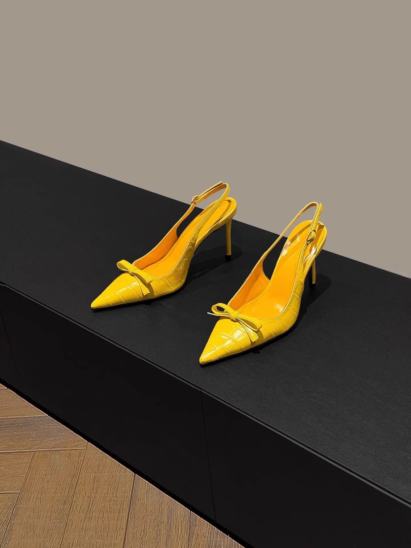 2026新款时尚蝴蝶结鳄鱼纹性感PU皮搭扣高跟凉鞋，适合派对、夜店、办公室、春夏秋季穿着。 - 黃色 - 查看 1
