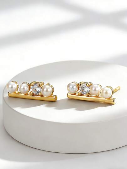 Charm-In Pendientes de perla con barra de CZ chapados en oro de 18K | Elegantes y delicados pendientes de moda para mujer | Perfectos para bodas y uso apilado