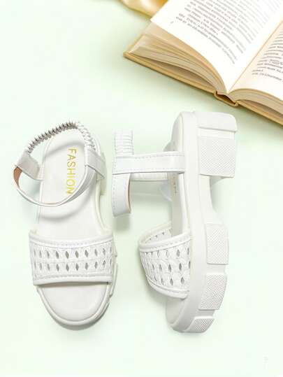 1双白色时尚凉鞋，夏季女童凉鞋，清新百搭，白色编织镂空厚底弹力带设计，适合宴会、聚会、派对、婚礼、度假等场合。
