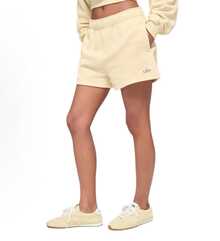 Alo Yoga Accolade Sweat Short | Premium French Terry Loungewear | Luxury Soft-Touch High-Waist Athletic Short | Versatile Unisex Studio-To-Street Essentials | Iconic Chrome Logo Relaxed Fit Apparel - 香檳色 - 查看 6