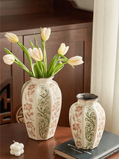 1개 빈티지 크랙 유약 세라믹 꽃병, 물결 모양 테두리가 있는 손으로 조각한 빨간색과 녹색 꽃 디자인. 미드 센추리 프렌치 컨트리 스타일, 절제된 고급스러움. 거실, 식당, 현관, 침실, 게스트룸, 호텔, 쇼룸 또는 카페 인테리어 디자인에 이상적입니다. 고급, 틈새, 보헤미안 스타일 홈 데코, 데스크탑 꽃병, 말린/신선한 꽃꽂이에 적합합니다.