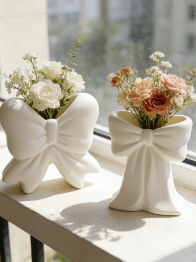 1 Bình hoa nhựa hình nơ - Phong cách Kawaii sang trọng, nhẹ nhàng, thích hợp trang trí phòng khách và bàn ăn | Trang trí nhà cửa, trang trí phòng, trang trí cổ điển, trang trí phong cách Boho, trang trí bàn làm việc, quà tặng độc đáo, trang trí đám cưới, quà tân gia