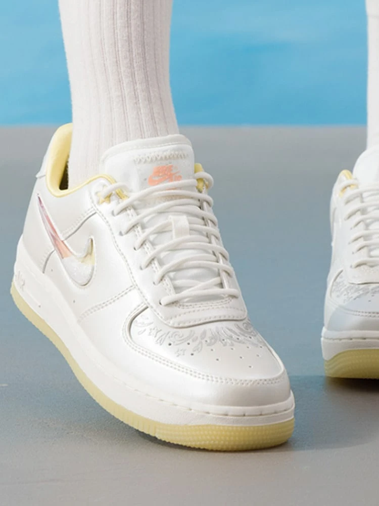 Giày thể thao Nike Air Force 1 Suede '07 LV8 Paisley Comfort Fit Paisley dành cho nam, màu trắng. - Vàng/trắng - Xem 1