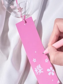 1个粉色玻璃樱花风铃，做工精美，设计可爱。适合作为生日礼物送给朋友、父母或爱人，或作为创意装饰品来美化户外空间，提升氛围。 - 多色 - 查看 9
