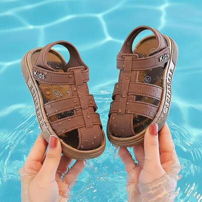 HAHABOBO 新款棕色时尚儿童凉鞋 - 纯色条纹图案，时尚简约，日常百搭，优雅大方，适合男孩、女孩和幼儿穿着。舒适柔软，平底轻便，采用魔术贴设计，适合户外散步、通勤、上学、海滩、花园等各种场合，也可作拖鞋穿着；完美适用于夏季、秋季及所有季节。