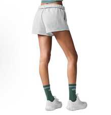 Alo Yoga Accolade Sweat Short | Premium French Terry Loungewear | Luxury Soft-Touch High-Waist Athletic Short | Versatile Unisex Studio-To-Street Essentials | Iconic Chrome Logo Relaxed Fit Apparel - 淺灰色 - 查看 2