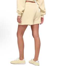 Alo Yoga Accolade Sweat Short | Premium French Terry Loungewear | Luxury Soft-Touch High-Waist Athletic Short | Versatile Unisex Studio-To-Street Essentials | Iconic Chrome Logo Relaxed Fit Apparel - 香檳色 - 查看 2