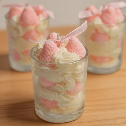 奶油芝士草莓香氛玻璃杯蜡烛，室内香氛礼品