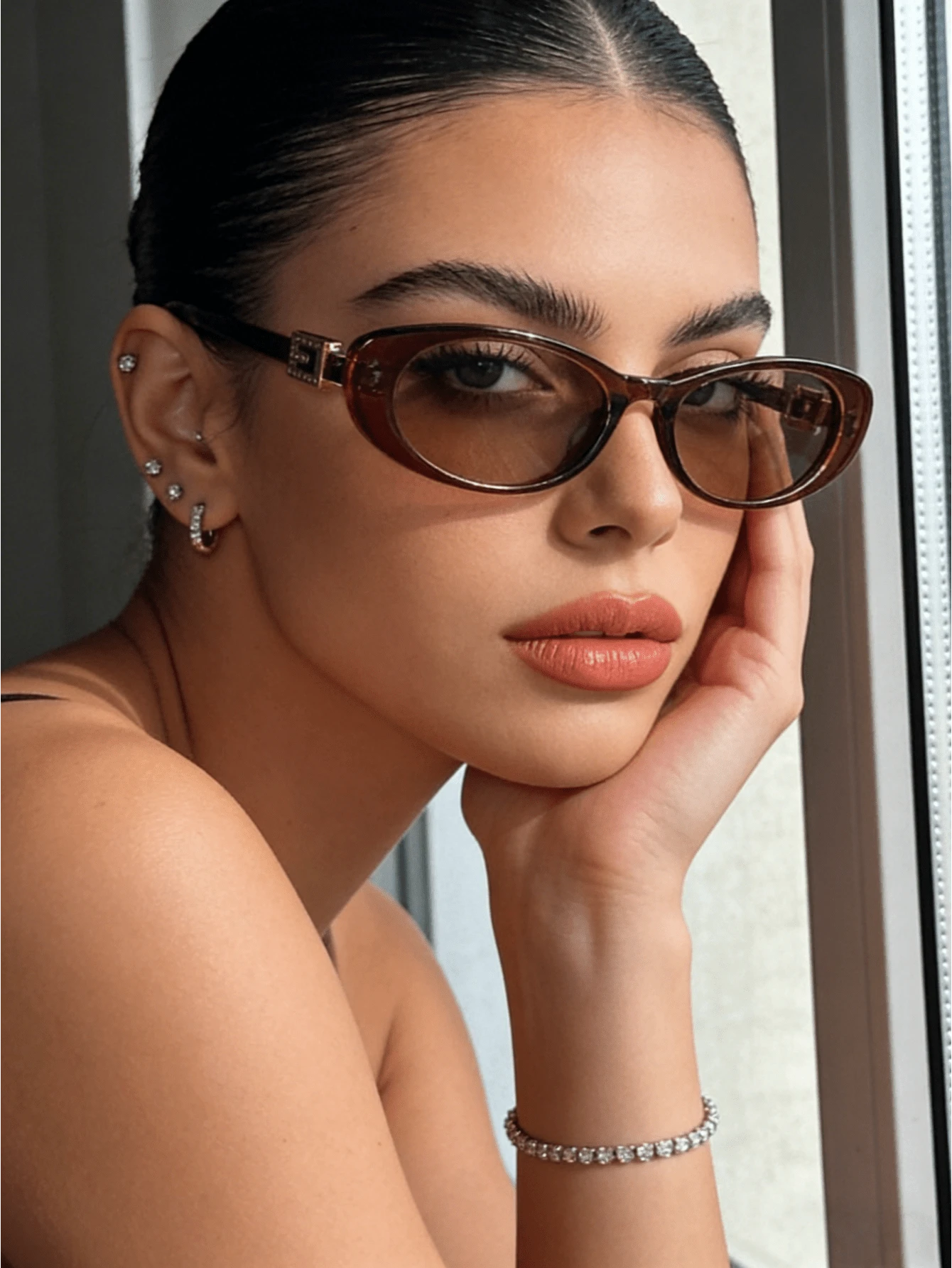 1副女士棕色椭圆形镜框时尚眼镜，采用高端PC材质，Y2K风格时尚眼镜，旅行时尚眼镜，固元，季节精选，女士时尚眼镜，夏季眼镜，适合搭配女士凉鞋，打造派对造型，海滩派对，街头风格，自拍，度假必备。 - A - 查看 1