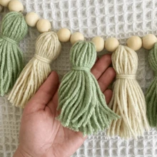 1 件装，手工圣诞流苏花环 - 渐变绿色，点缀深蓝色、灰色、浅绿色、浅棕色和白色。色彩缤纷的流苏横幅装饰，可悬挂于墙上，用于家居装饰、波西米亚风流苏花环、教室节日装饰，为您的家增添节日气氛。 - 彩色 - 查看 3