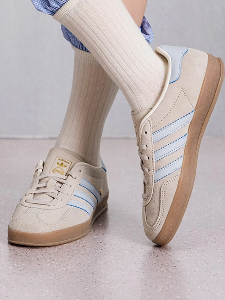 Giày thể thao trong nhà adidas Originals GAZELLE INDOOR thoải mái và đa năng, sản xuất tại Đức, dành cho cả nam và nữ, màu kaki nhạt. - Màu Khaki - Xem 1