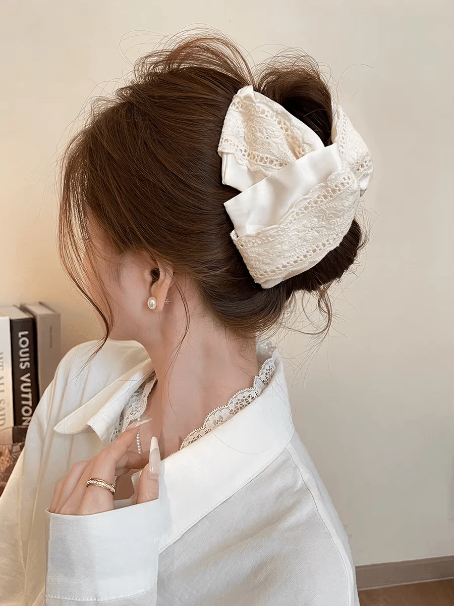 1个蕾丝刺绣三角形发爪夹，春夏精致氛围发饰，大号鲨鱼牙发夹