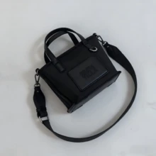 1 Piece Nylon Bag With Embossed Logo, Leather Accents On The Handles, Adjustable Wide Shoulder Strap, Integrated Pockets, Abrasion-Resistant Material, Minimalist Urban Style, Versatile For Commuting, Campus, And Workplace, Affordable Women's Handbag And Shoulder Bag, Available In Multiple Colors. - 黑色 - 查看 1