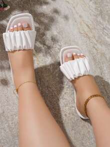 planare 女士时尚休闲度假褶皱PU露趾套脚舒适白色凉鞋，宽楦 - 白色 - 查看 4