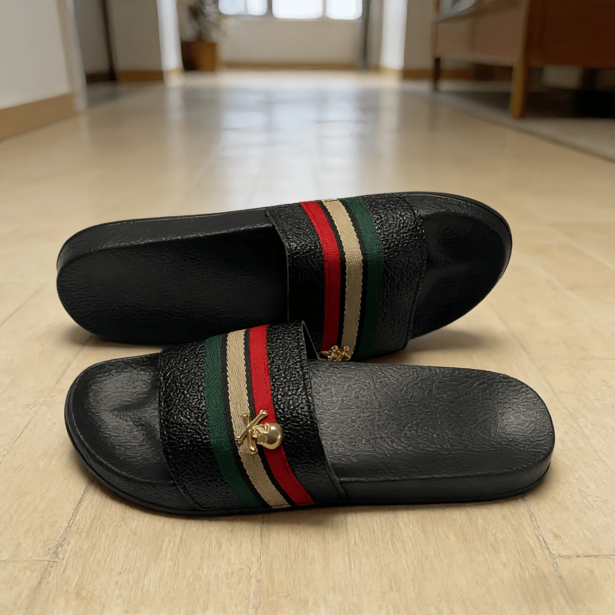 2026 Nuevas Sandalias de Hombre para Primavera/Verano con Decoración Especial de Calavera Dorada y Diseño de Rayas Tricolor, Suaves, de EVA Plana, Antideslizantes, para Uso Interior/Exterior, Cómodas y Duraderas, Adecuadas para Uso Diario, Vacaciones y Tiempo Libre - Negro - Ver 1