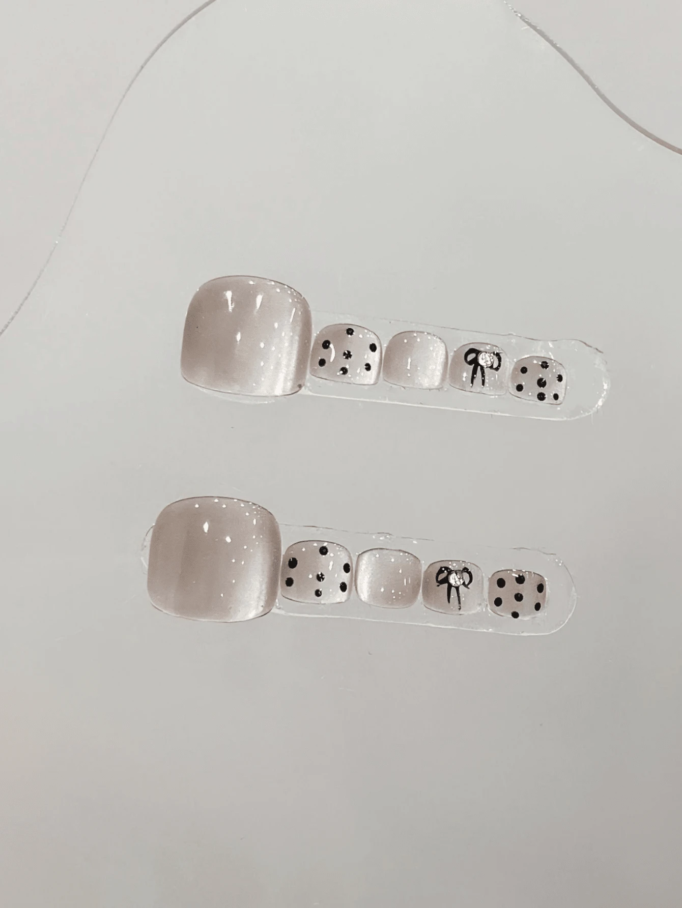 10片手工制作脚趾甲贴纸，适合派对和日常佩戴，浅灰色波点图案，易于粘贴的按压式指甲贴