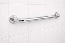Esta barra de apoyo de está fabricada en acero inoxidable y presenta un diseño sencillo y funcional. Su superficie lisa y acabado brillante la hacen ideal para baño, aseo, zona de ducha, pasillo y otros espacios del hogar. El material metálico es resistente, duradero y de fácil limpieza para el uso diario. Su estructura de montaje en pared ofrece una sujeción cómoda y práctica como apoyo cotidiano. Incluye tornillos y accesorios de instalación para una colocación más conveniente. - B - Ver 3
