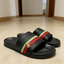 2026 Nuevas Sandalias de Hombre para Primavera/Verano con Decoración Especial de Calavera Dorada y Diseño de Rayas Tricolor, Suaves, de EVA Plana, Antideslizantes, para Uso Interior/Exterior, Cómodas y Duraderas, Adecuadas para Uso Diario, Vacaciones y Tiempo Libre - Negro - Ver 3