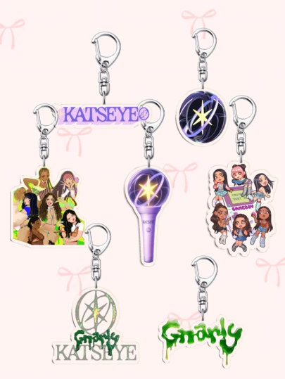 1 Móc Khóa Hoạt Hình Acrylic Hình KATSEYE, Phong Cách KPOP, Nhóm Nhạc Nữ KPOP, Manon Sophia Daniela Lara Megan Yoonchae, Phụ Kiện Túi Xách và Quà Tặng Cho Người Hâm Mộ. Lý tưởng cho Bạn Trai, Bạn Gái, Thành Viên Gia Đình, Giáo Viên, Quà Tặng Tiệc Tùng và Trang Trí Điện Thoại Chủ Đề EYEKONS.