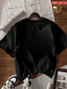 Camiseta branca casual de manga curta com gola redonda, estampa de trevo de quatro folhas e letras, ideal para meninas, perfeita para estudantes durante o verão, inspirando a imaginação e a autoexpressão. - Preto - Ver 2