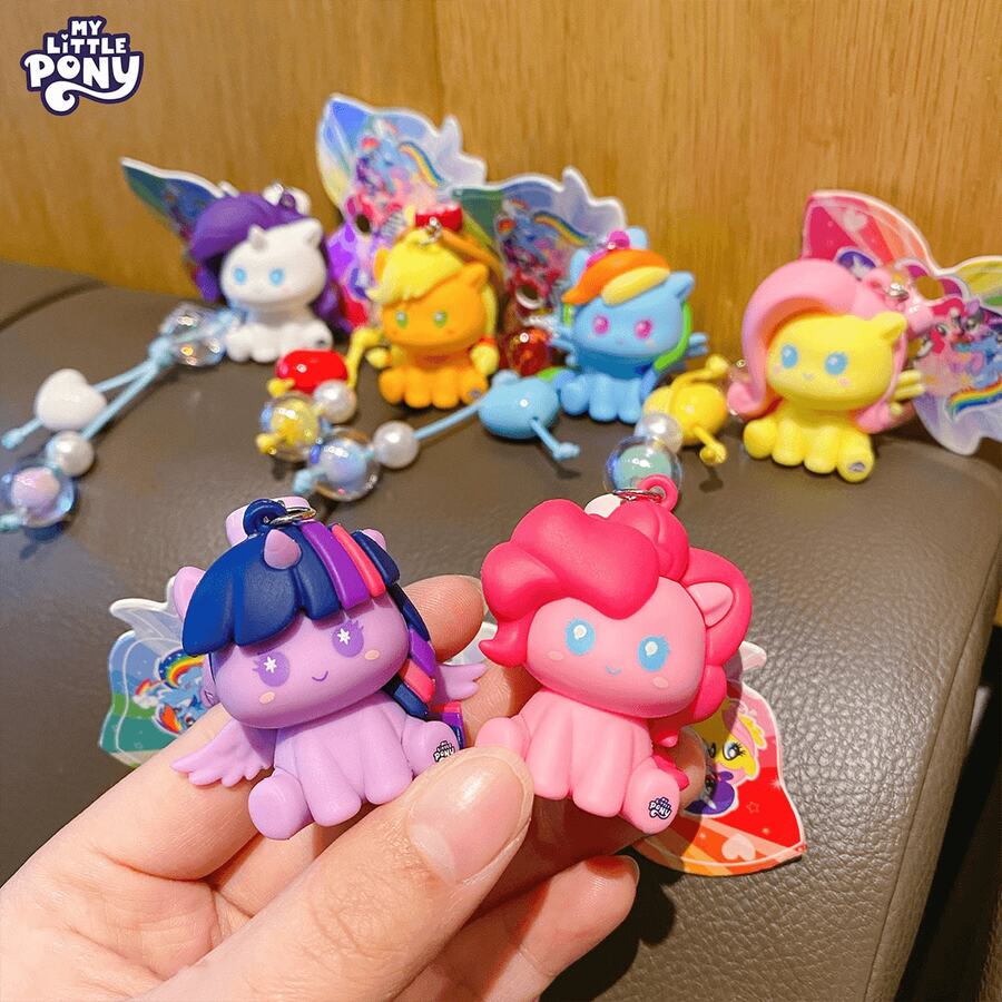 MY LITTLE PONY 1个3D立体钥匙扣，可爱卡通包包挂饰，带珠子和爱心装饰，适合女孩的精美节日礼物，卡通汽车钥匙扣，吊坠饰品，书包挂饰，精致小礼物，是节日、聚会、日常娱乐和返校季送给朋友、同学、家人和同事的完美礼物。