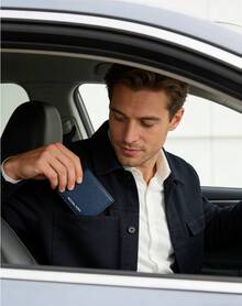 Michael Kors Cartera plegable MK Cooper con bloqueo RFID, diseño delgado y minimalista para el bolsillo delantero. - Azul - Ver 2